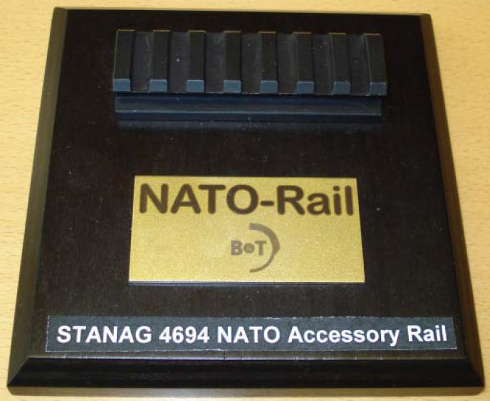 Obr. STANAG 4694 NAR (NATO Accessory Rail)