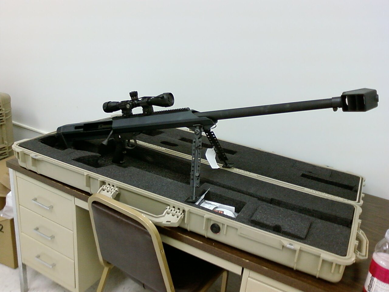 Odstřelovací puška Barett M99 a úsťová brzda