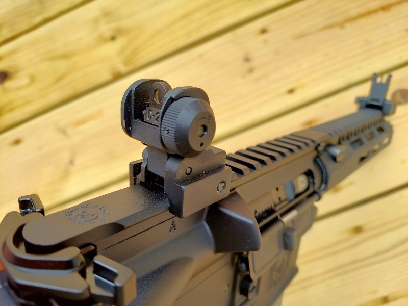 Puška s mířidlem aperture sight