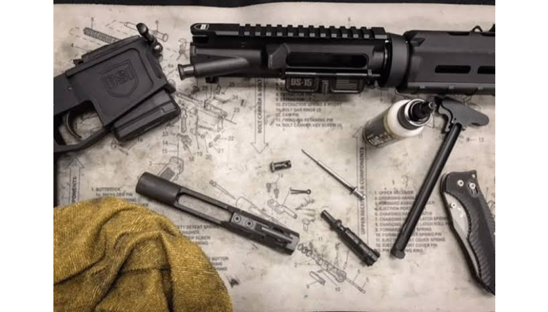 AR-15 v kondici: Kompletní návod na čištění a mazání.