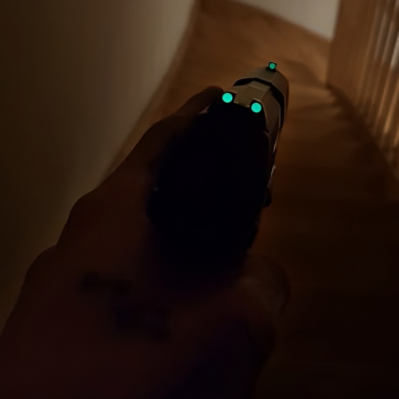 Luminiscenční mířidla pistole v noci