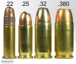 Obrázek porovnávající velikost nábojů s ráží 7,65 mm Browning